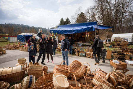 Črna nedelja na Ravnah znova združila tradicijo, kulinariko in živahno dogajanje (20)